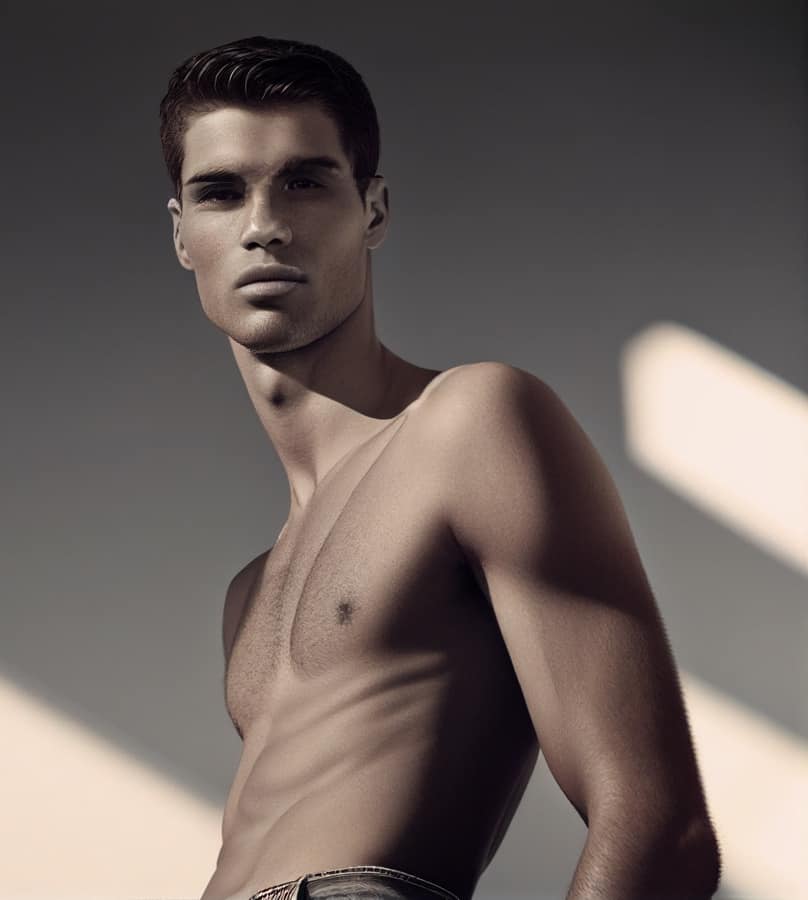 Le joueur de tennis espagnol Carlos Alcaraz se dénude pour la dernière  campagne de Calvin Klein