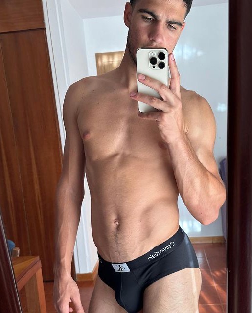 carlos alcaraz ck mirror selfie